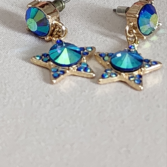 Sparkly star 🌟 earrings - Picture 3 of 3